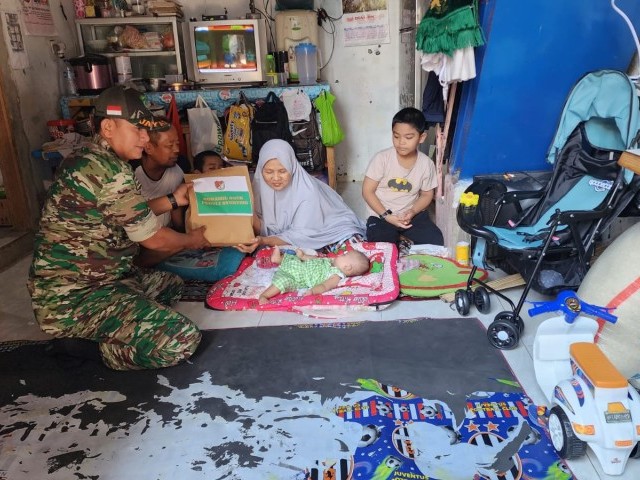 Jum'at Barokah, Babinsa Koramil 04/Cengkareng Sambangi Anak Asuh Stunting