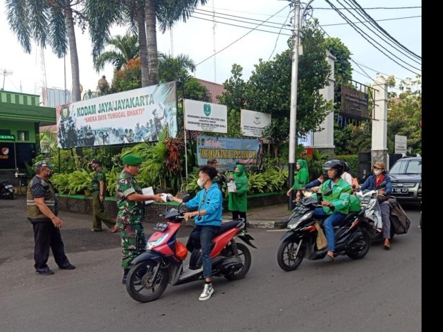 Danramil 05/KJ Bersama Babinsa dan Persit Juga Mitra Jaya, Berbagi Takjil di Bulan Ramadhan Penuh Berkah