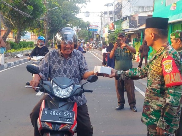 Momen 16 Ramadhan 1444 H, Danramil 03/GP Pimpin Pembagian Paket Takjil Gratis Bersama Babinsa dan Mitra Jaya