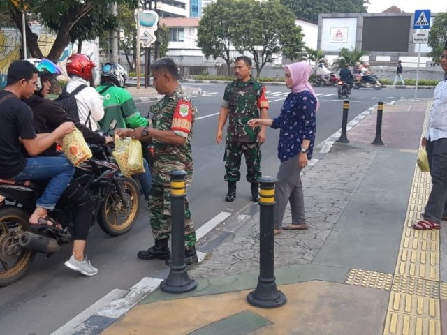 Koramil-02/Penjaringan  melaksanakan Jum’at Berkah Dengan Kembali Berbagi Takjil Ramadhan Kepada Pengguna Jalan Raya