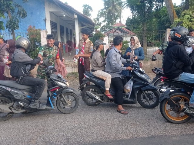 Kepedulian anggota Koramil 13/Cisoka Kembali Gelar Berbagi Takjil Gratis di Hari Ke-16 Ramadhan 1444 H