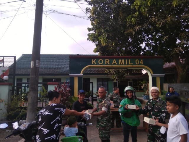 Menjelang Buka Puasa, Koramil 04/Cikupa Bagikan Takjil