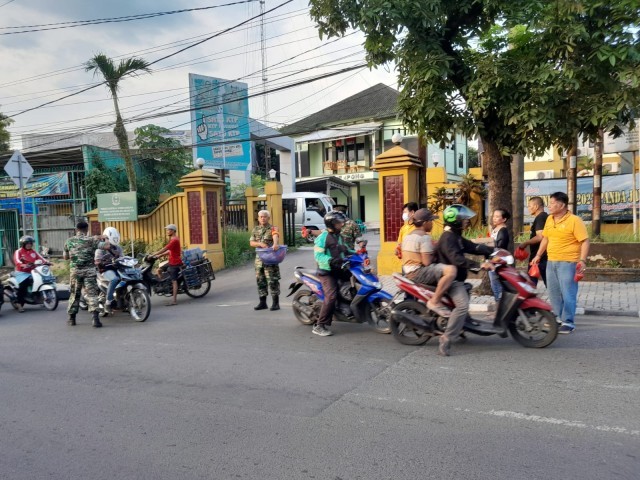 Anggota Koramil 03/Serpong Bagikan 250 Takjil Buka Puasa