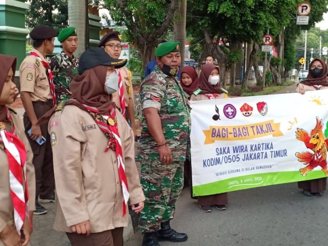 Berkah Ramadhan, Kodim 0505/JT Bersama Pramuka Saka Wira Kartika Bagikan Takjil