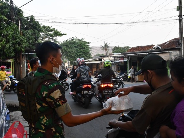 Batalyon Armed 7/155 MM/GS Berbagi di Bulan Ramadhan