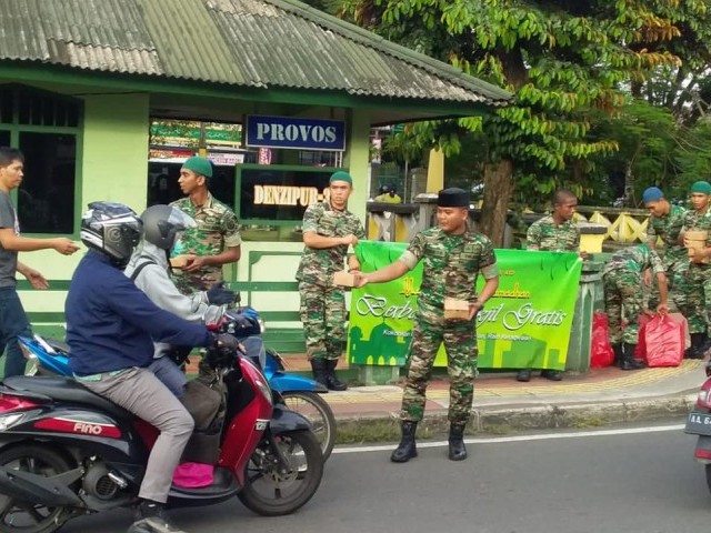 Indahnya Berbagi Dibulan Ramadhan, Denzipur 3/ATD Bagikan Takjil Gratis