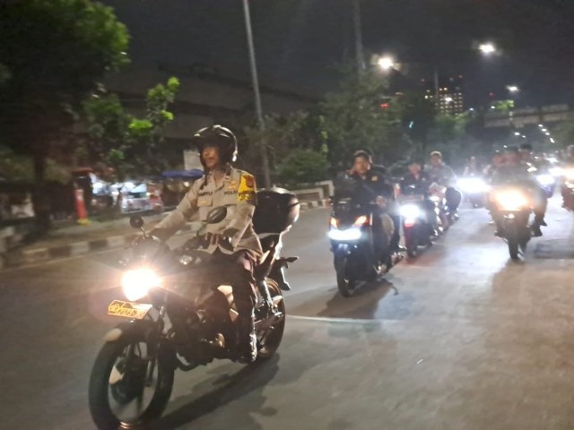 Babinsa Serka Asrianto Bersama Tiga Pilar Tingkat Kelurahan Maphar Gelar Patroli Cipkon