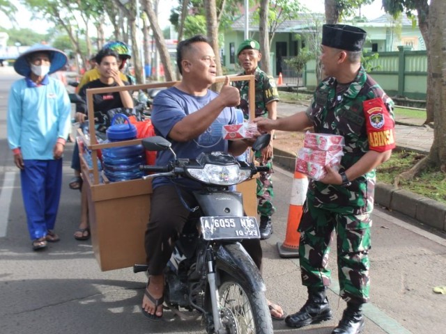 Bagi Takjil Puasa Ramadhan Ke 19, Wujud Kepedulian Kodim 0510/Tigaraksa