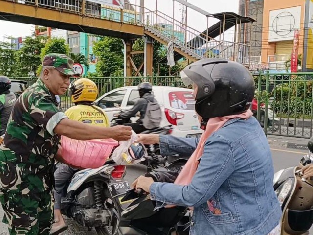 Kodim 0507/Bekasi Berbagi Takjil
