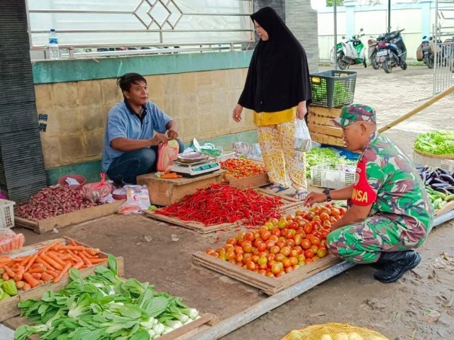 Antisipasi Lonjakan Harga Jelang Lebaran, Babinsa Cek Harga Sembako