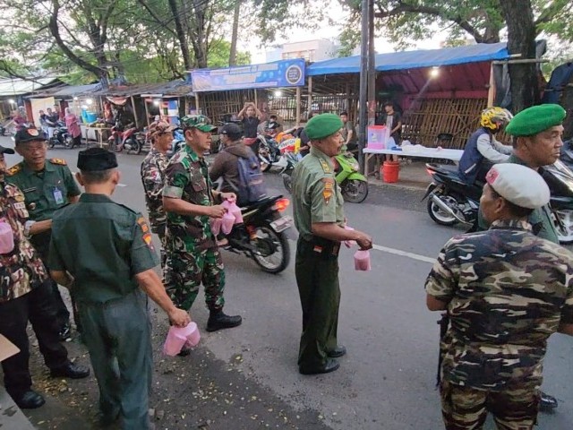 Berkah Romadhon, Babinsa-Mitra Jaya dan FKPPI Bagikan Takjil Gratis