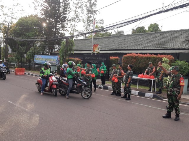 Anggota Koramil 01/Tgr Bersama Persit Bagikan Takjil Buka Puasa