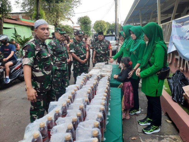 Danramil 05/Kramatjati Makassar Bersama Persit KCK Ranting-6 Bagikan Takjil