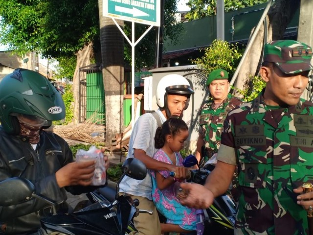 Peduli Terhadap Sesama, Kodim 0505/JT Bersama Persit KCK Cabang XIX Bagikan Takjil