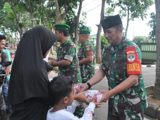 Peduli Sesama di Bulan Ramadhan, Kodim 0510/Tigaraksa Bagikan Takjil di Hari Ke-20