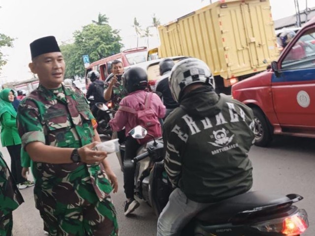 Kebersamaan Bersama Warga, Koramil 06/Cakung Bagikan Takjil