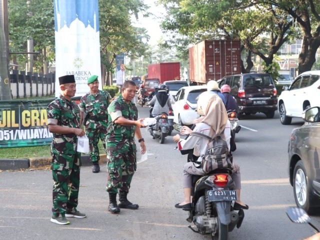 Peduli Sesama, Korem 051/Wkt Bagikan Takjil