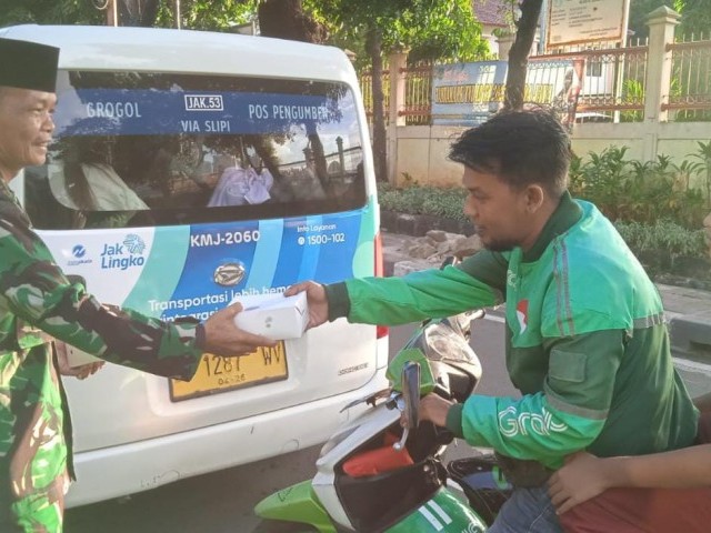 Berbagi Berkah Di Hari Ramadhan, Danramil 03/GP Bersama Babinsa dan Mitra Jaya Kembali Bagikan Takjil Kepada Masyarakat