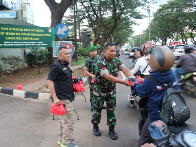 Korem 052/Wkr Bagikan Takjil gratis 