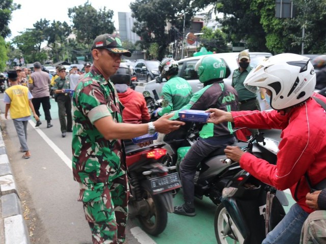 Bulan Penuh Berkah, Koramil 01/Tebet berbagi Takjil