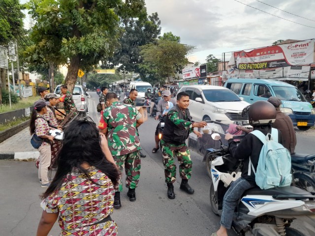 Berbagi Kebersamaan, Bulan Ramadhan Danramil 03/Serpong Bagikan Takjil