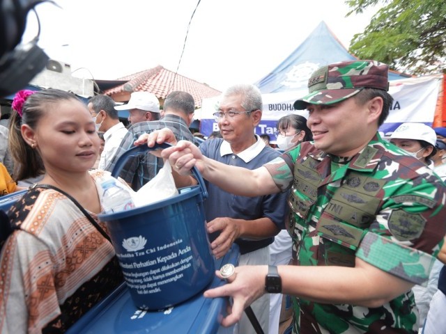 Dandim 0502/JU Hadiri Kegiatan Penyerahan Bantuan Kepada Korban Terdampak Kebakaran Di Muara Angke