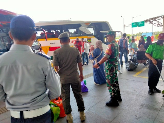 Pengamanan Arus Balik Mudik H+6 Lebaran, Koramil 06/Cakung Bersama Tiga Pilar Amankan Terbus Pulogebang