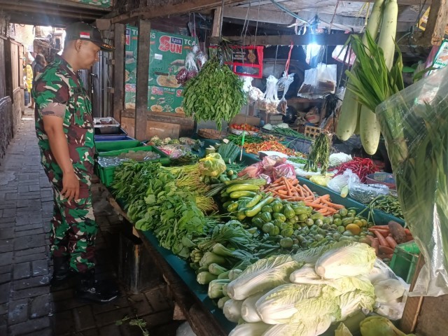 Babinsa Kedaung Kaliangke Pantau Harga Kebutuhan Pokok Pasar Kalimati