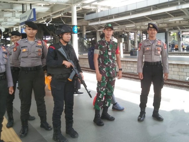 Pengamanan Arus Balik H+6 Lebaran, Babinsa Koramil 01/Jatinegara Bersama Tiga Pilar Amankan Stasiun