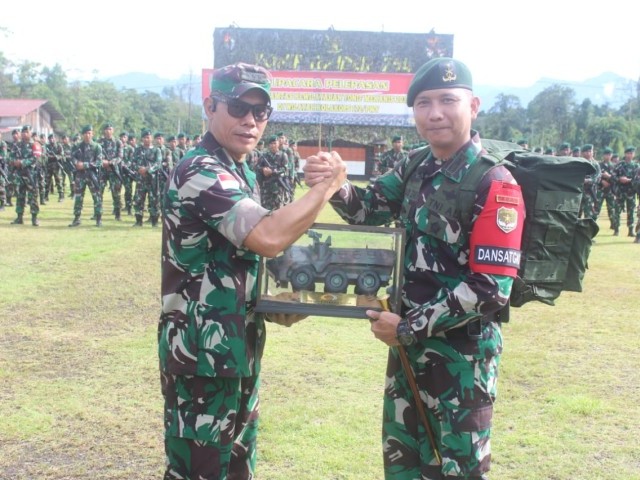 Asops Kasdam XVII/Cendrawasih Pimpin Pelepasan Satgas Pamtas Mobile Yonif Mekanis 203/AK di Timika