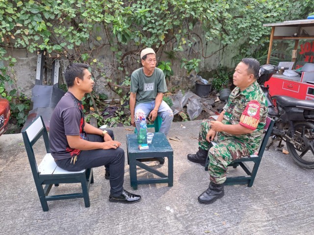 DUKUNG TUGAS POKOK TNI, BABINSA LAKSANAKAN KOMSOS DENGAN KEAMANAN PERGUDANGAN RAWA LELE KALIDERES JAKARTA BARAT