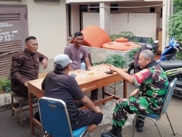 Jalin Silaturahmi, Babinsa Koramil 05/KJ Komsos Dengan Security dan Hansip RT di Wilayah