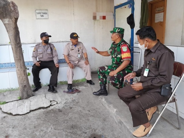 ANTISIPASI PELAKU KEJAHATAN DI PERUSAHAAN, BABINSA KOMSOS DENGAN SECURITY PT. HARINDOTAMA MANDIRI