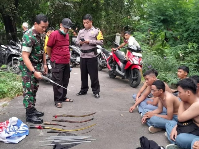 Amankan Pelajar Akan Tawuran, Babinsa Kodim 0507/Bekasi Sita Senjata Tajam
