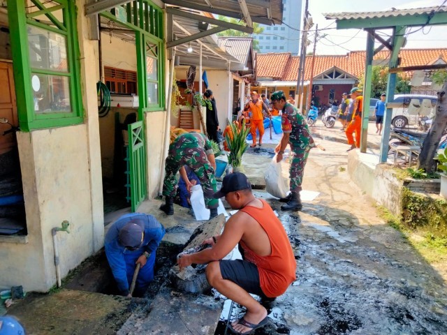Proaktif Babinsa Koramil 06/Cakung, Bersama Dinas SDA, PPSU dan Warga Bersihkan Saluran Air