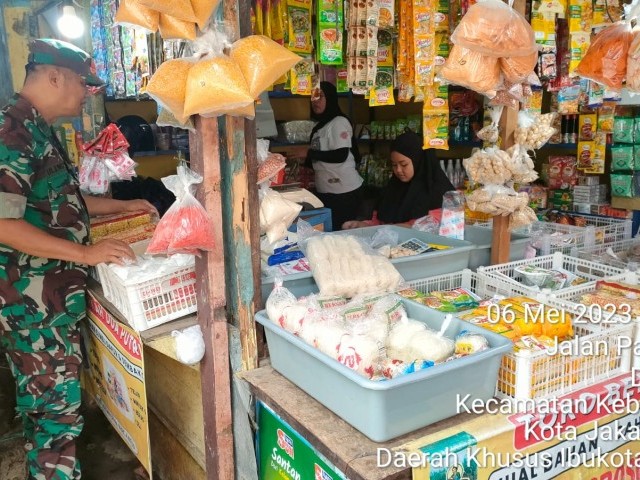Usai Hari Raya Idul Fitri, Babinsa Koramil 05/KJ Terus Pantau Harga Sembako di Pasar Binaan