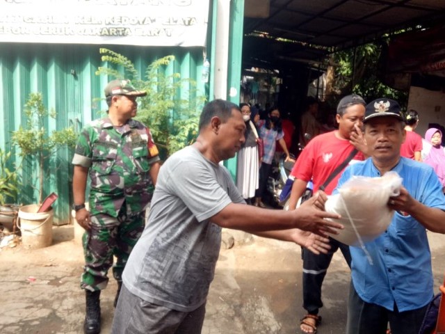Danramil 05/KJ Bersama Anggota Babinsa Pantau Kegiatan Pembagian Bansos Beras Bulog di Wilayah