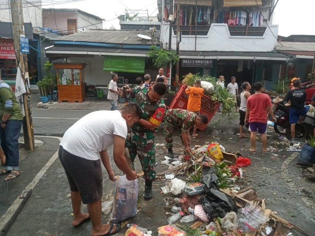 Hari Minggu Babinsa Kerja Bakti Bersama Anggota PPSU