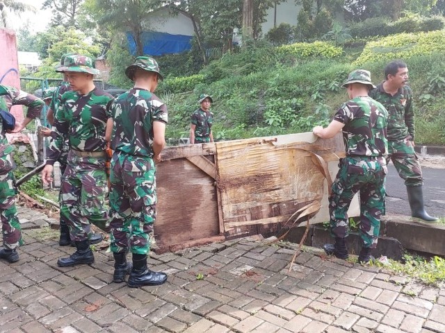 Prajurit Yonif Mekanis 201/Jaya Yudha Melaksanakan Gotong Royong Di Kali Ciliwung