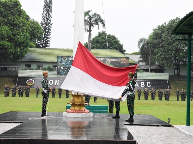 Resimen Arhanud-1/F dan Batalyon Arhanud 10/ABC melaksanakan Upacara Bendera