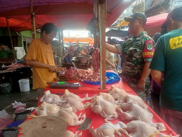 Cek Harga Sembako, Babinsa Serka Mukoddas Sambangi Pasar Tradisional Krukut