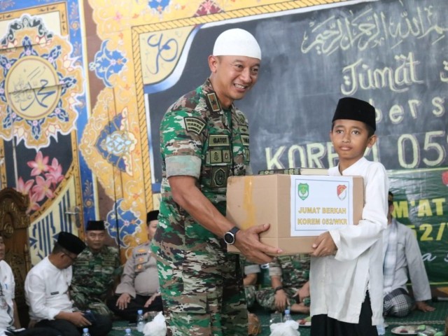 Danrem 052/Wkr Gelar Jum'at Berkah di Ponpes Modern Darur Rosid