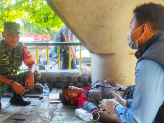 Peduli Sesama, Aksi Babinsa Koramil 03/GP dan Tiga Pilar Bantu Evakuasi Orang Terlantar