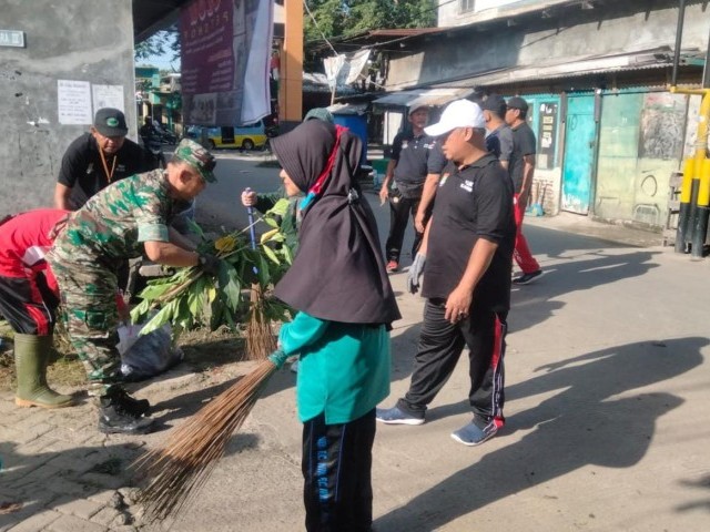 Persiapan Binwil, Babinsa Koramil Kuta Baru Kerja Bakti Bersama Komponen Masyarakat
