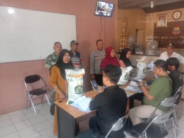 Babinsa Rawa Boni Dampingi Penyaluran Bansos Pemerintah