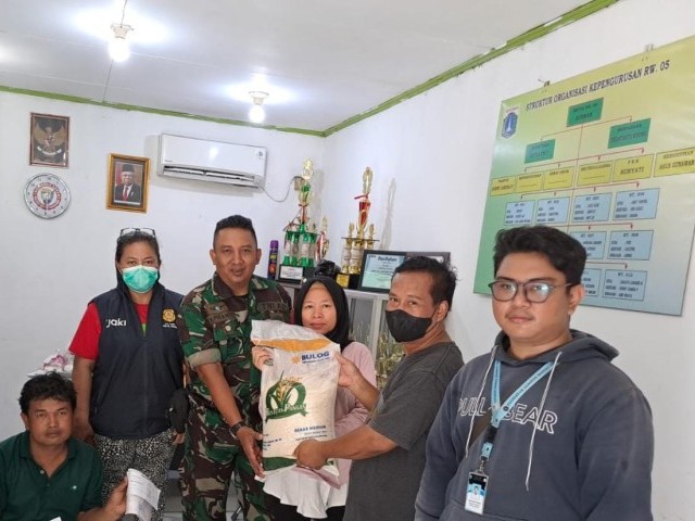 Babinsa Serda Aprianto Monitoring Pendistribusian Bantuan Beras Tahap 3