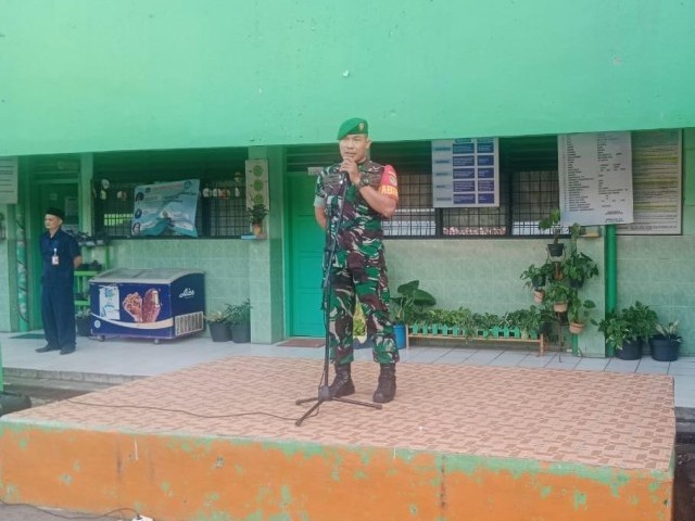 Perkuat Karakter Kebangsaan, Babinsa 04 Gambir Pimpin Upacara Bendera Pelajar SD Wilayah Binaan
