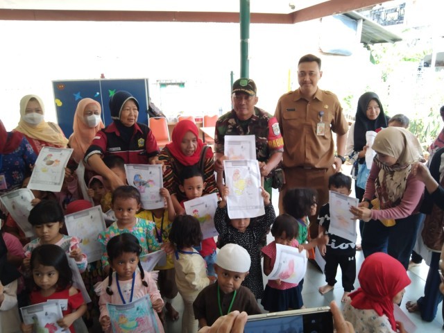 Monitor Posyandu Balita dan Program Ketahanan Pangan, Babinsa 07 Kemayoran Aktif Jalin Komunikasi dengan Warga