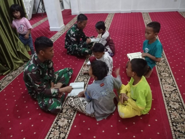 Satgas TMMD 116 Kodim 0507 Bekasi Luangkan Waktu, Siang Bekerja Malam Ajarkan Mengaji