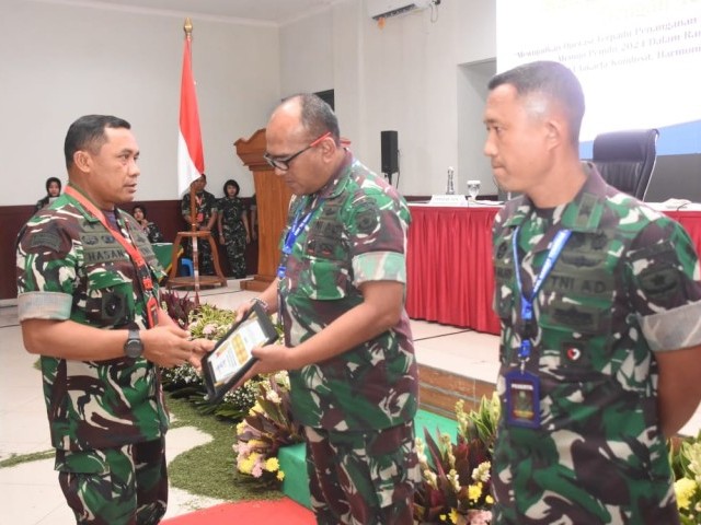 Dandim 0502/JU Sabet Piagam Penghargaan Sebagai Juara Esai Terbaik